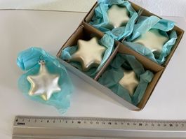 8 weiss-silbrige Sterne für den Weihnachtsbaum, aus Glas