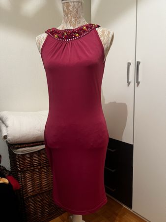 Robe bordeaux moulante dos nu et pierreries, taille M