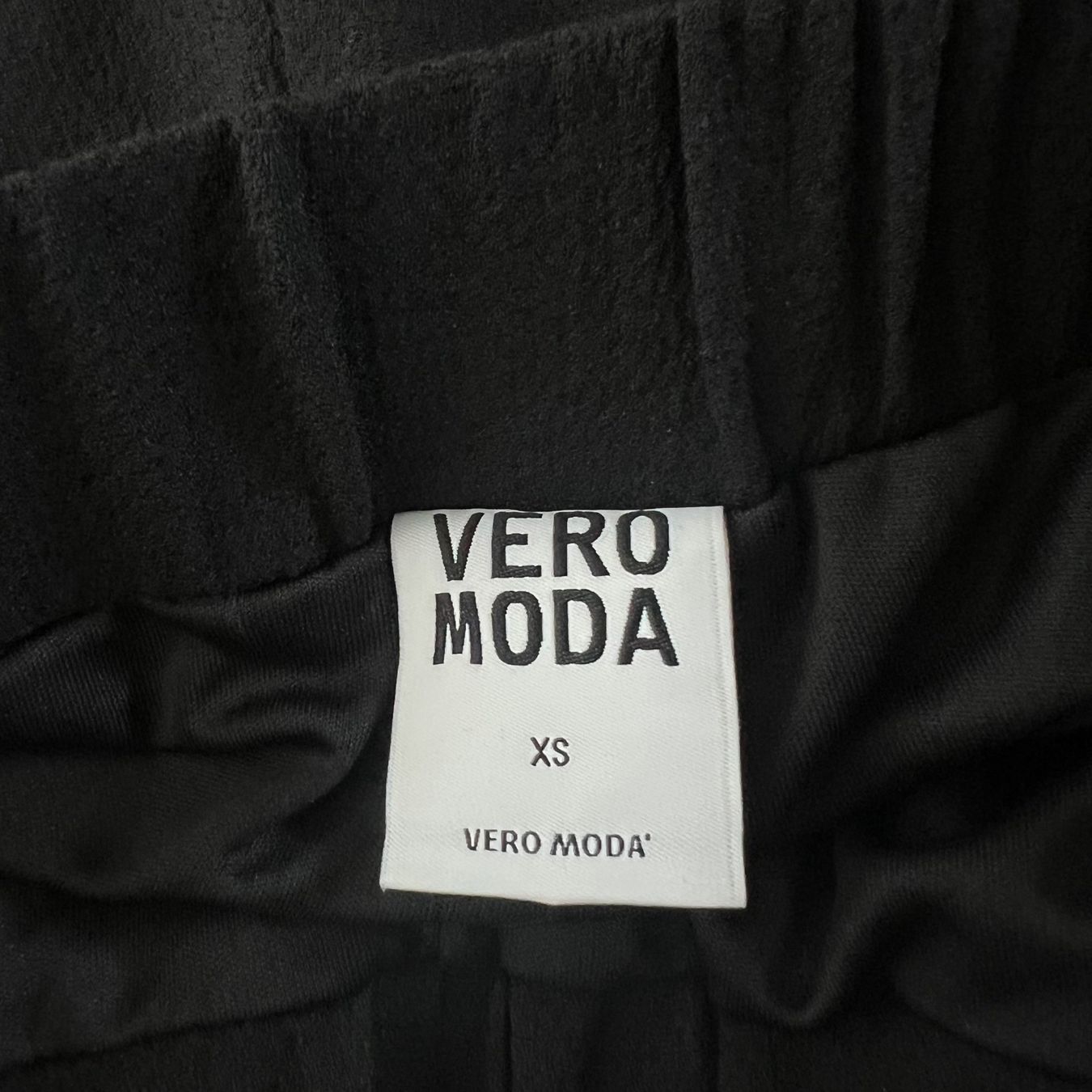 Vero Moda Pantaloni: VERO MODA  Shorts 🖤 – Usato da Zürich venduto da ClosetQueen 5