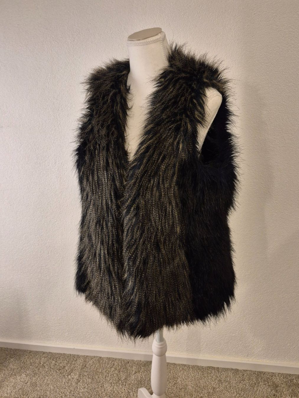 H&M Gilet & Giacche senza maniche: Kunstfellweste, Grösse M, H&M – Usato da La Neuveville venduto da Vestiaire_2011 1