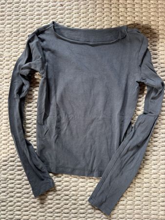 Dunkelblaues Shirt