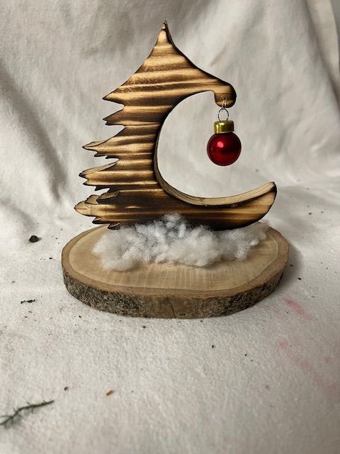 Toutes les décorations: Deko Holzbaum auf Baumscheibe mit rotem Baumschmuck – Neuf (Voir description) à Naters par sch_9fvg