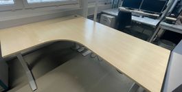 Titel: CEKA Eck-Schreibtisch, elektrisch höhenverstellbar