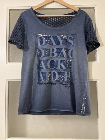 Cooles T-Shirt mit Strass-Details, Grösse M - Top Zustand!