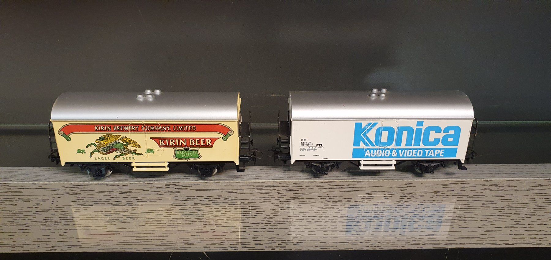 Märklin Modellini di ferrovie: MÄRKLIN. 2 X GEDECKTE GÜTERWAGEN – Usato da Biglen venduto da taunus82