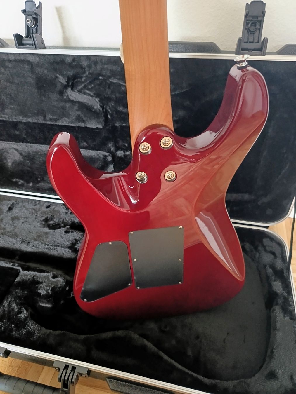 Charvel Strumenti musicali: Charvel Pro Mod Plus SD1Q HH FR Sangria E-Gitarre, Hardcase – Nuovo (secondo la descrizione) da Biel/Bienne venduto da cso_7pnq 2