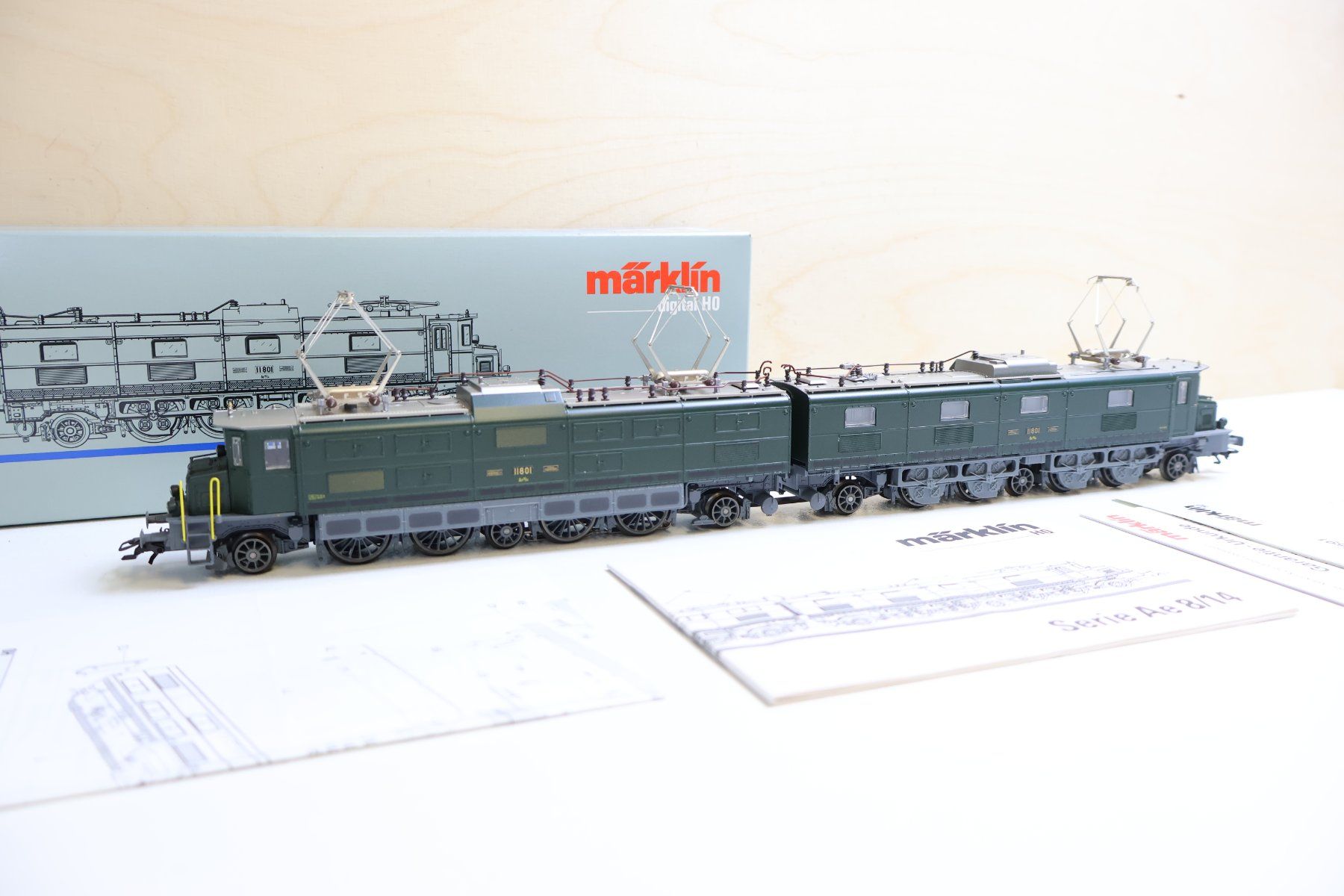 Märklin Modellini di ferrovie: Märklin SBB grosse Doppel E-Lok Ae 8/14  - Digital 37591 – Usato da Winterthur venduto da Monstera 3
