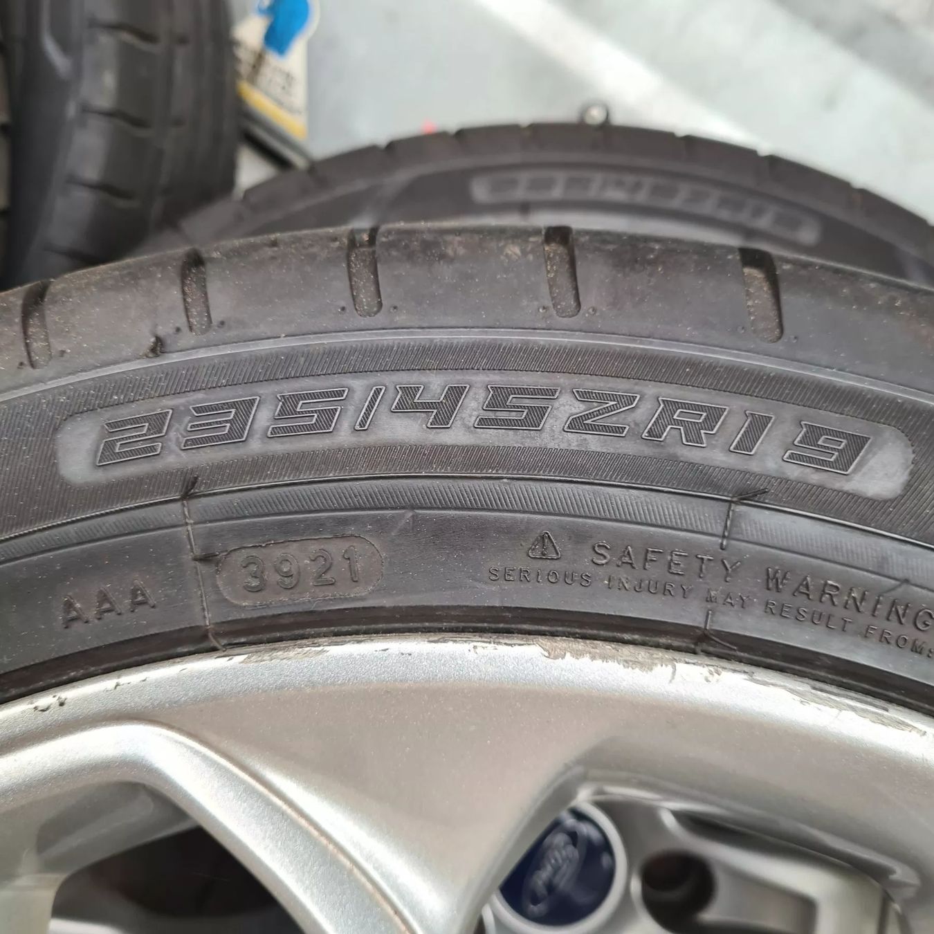 Ford Pneumatici & Ruote complete: Komplett - Räder Ford KUGA – Usato da Altdorf UR venduto da Volvo1992 3