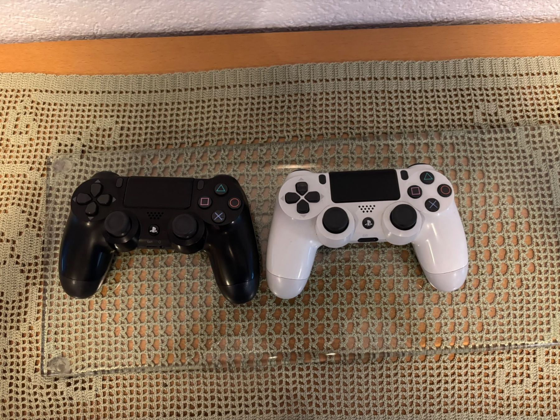 Sony Konsolen: Sony Playstation 4 Pro in Weiss mit 2 Controller – Gebraucht aus Stalden VS von ile_ld6t 4