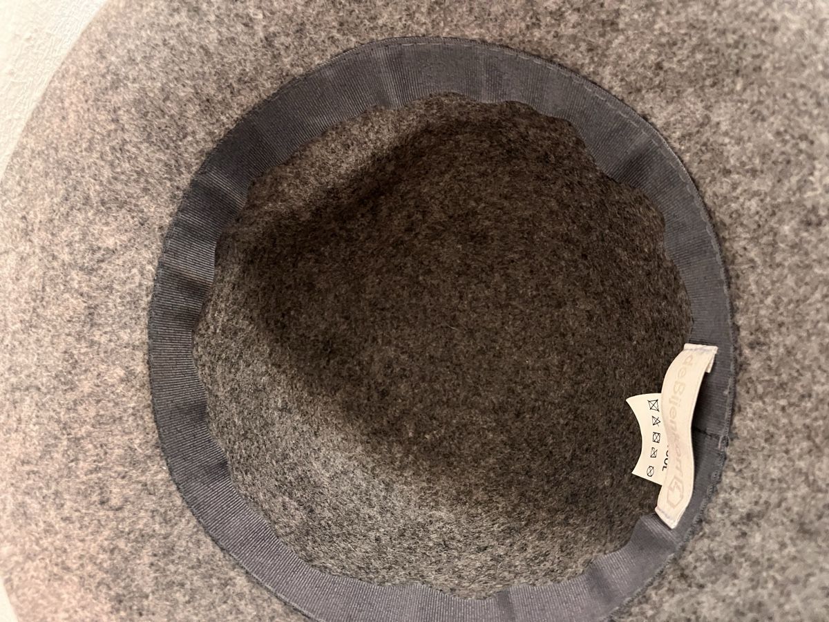 Copricapi, berretti & cappellini: Grey Wool Hat by de Bijenkorf. – Usato da Lausanne venduto da Danash 4