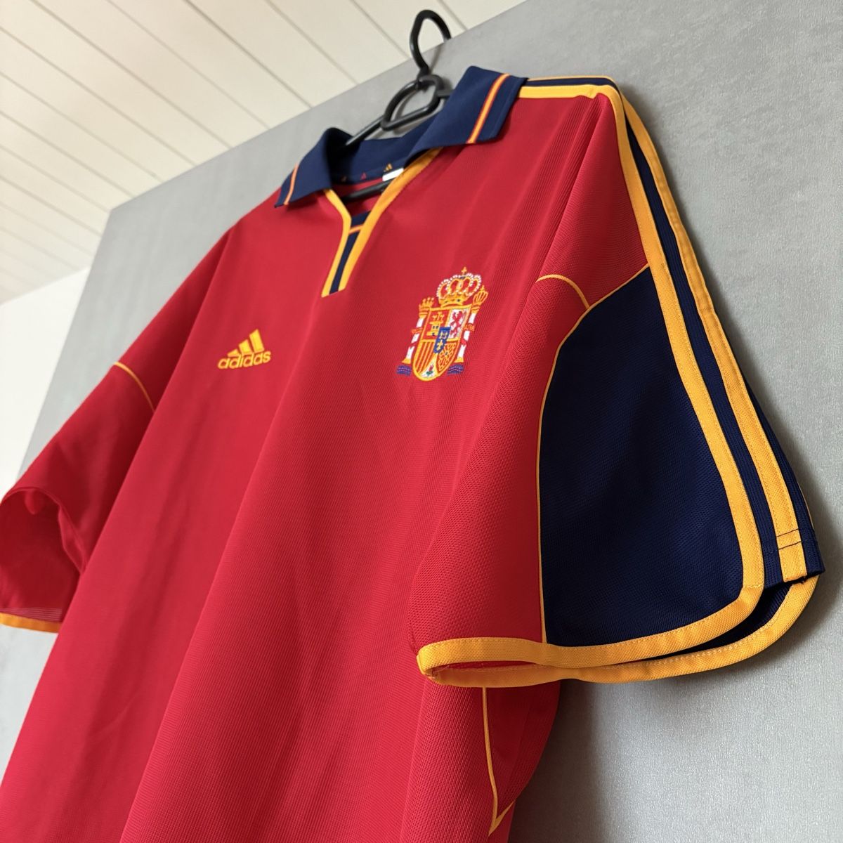 Adidas Canottiere & Pantaloni: Spanien Trikot Adidas Vintage 90s – Usato da Winterthur venduto da LaBodega 3