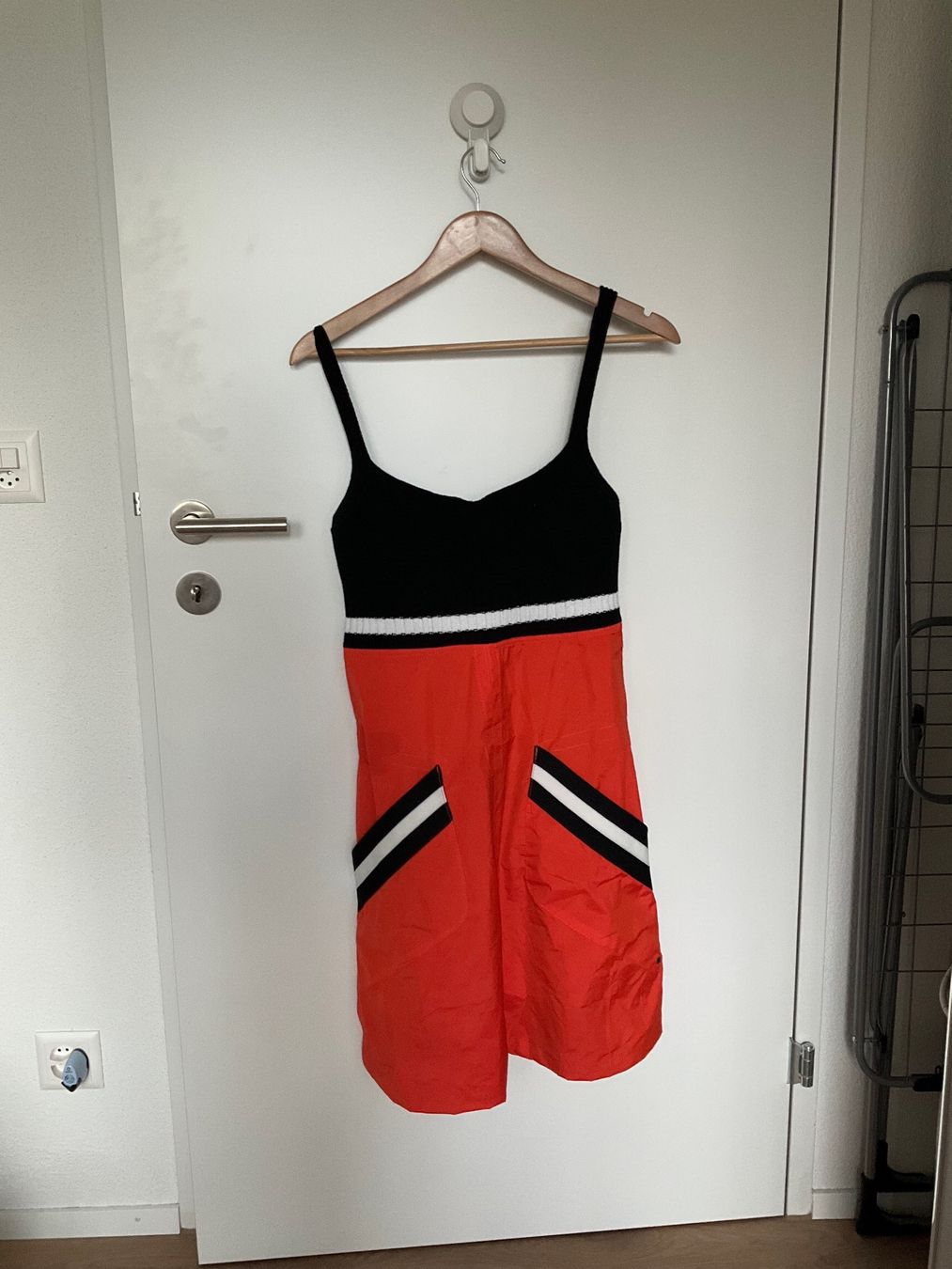 Marc Cain Vestiti: Marc Cain Kleid Orange/Schwarz Gr.N4 – Nuovo (secondo la descrizione) da Wädenswil venduto da Vuki