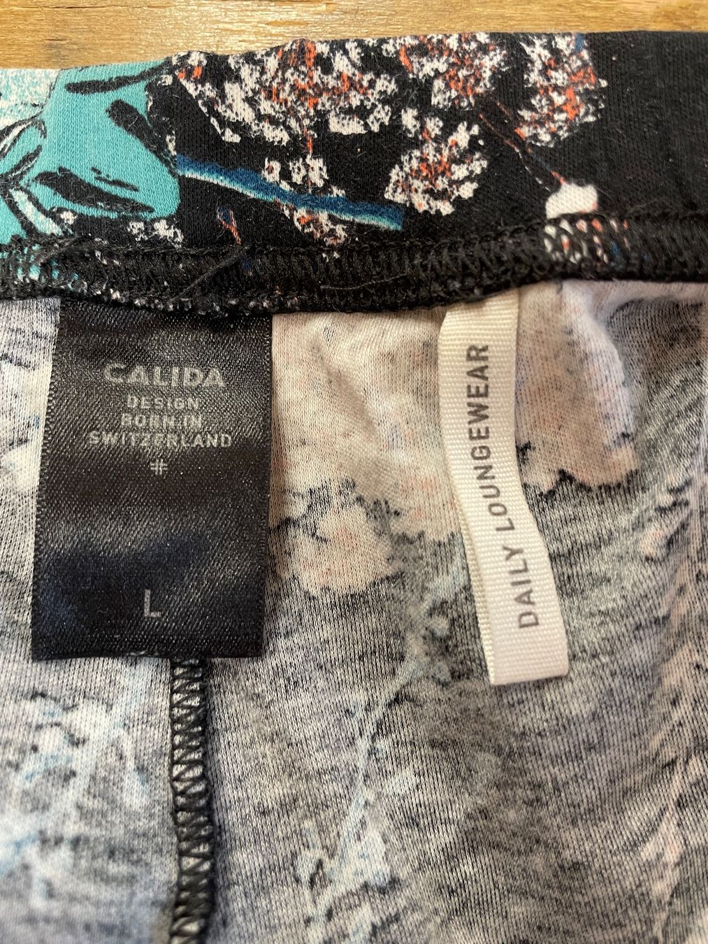 Calida Négligés & Pyjamas: CALIDA pantalon noir à fleurs – D'occasion à Lausanne par PlusValue_Lausanne 2