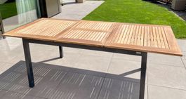 Frisch abgeschliffener und lasierter Gartentisch aus Holz