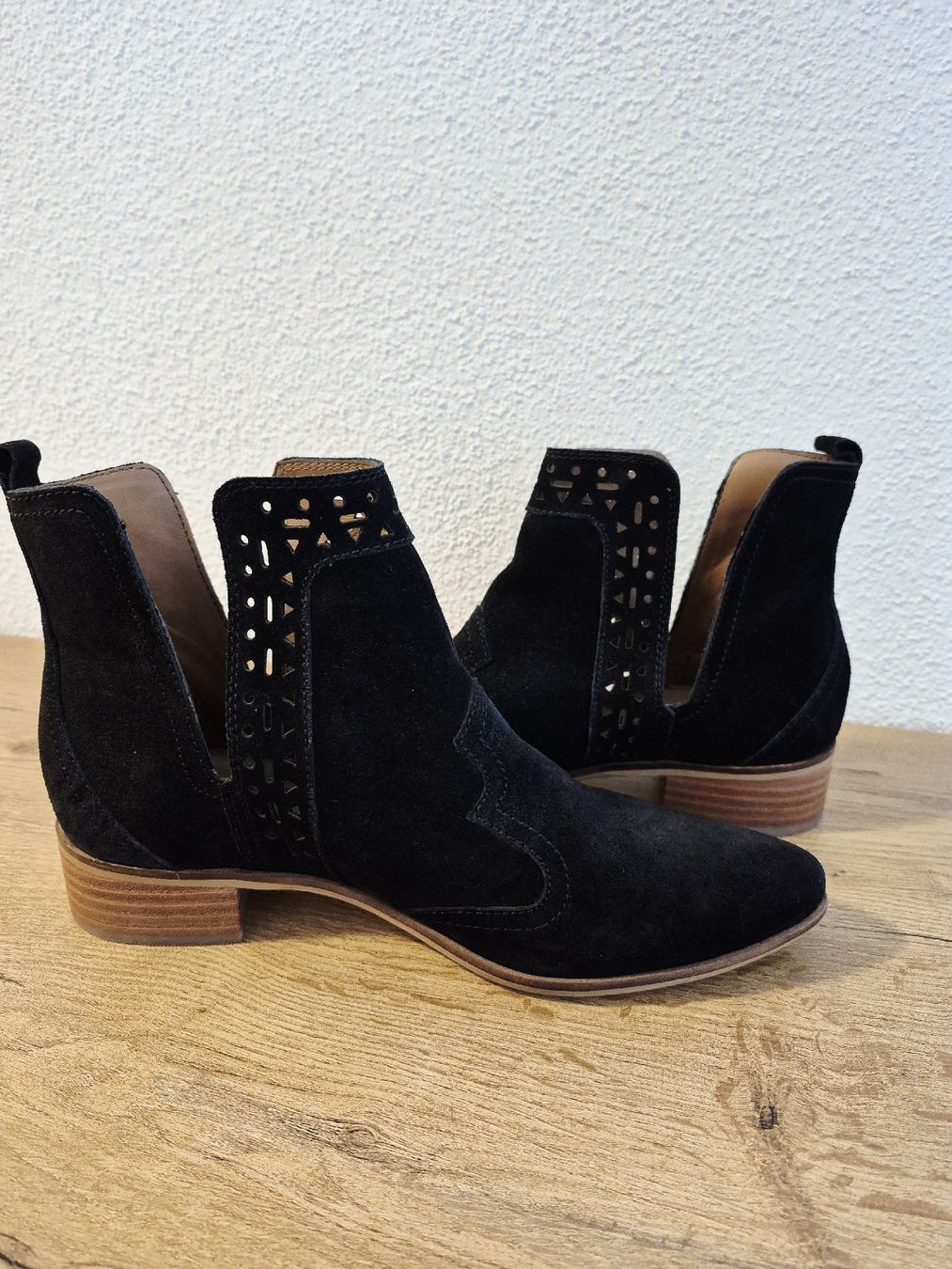 Scarpe da donna: Schwarze Wildleder Stiefeletten Gr. 38 - – Nuovo (secondo la descrizione) da Wädenswil venduto da Orso31 2