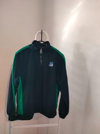 Sportlicher Trainingspulli mit halbem Reissverschluss