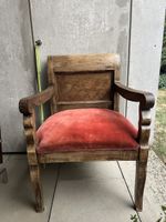 Sessel aus Holz mit rotem Samtpolster