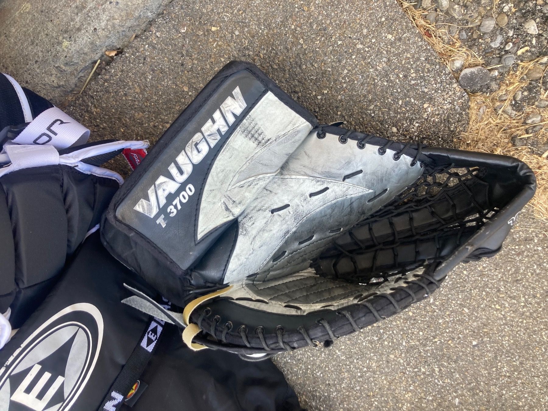 Schutz & Schoner: Alte Eishockey Torhüter Ausrüstung – Gebraucht aus Urnäsch von  5