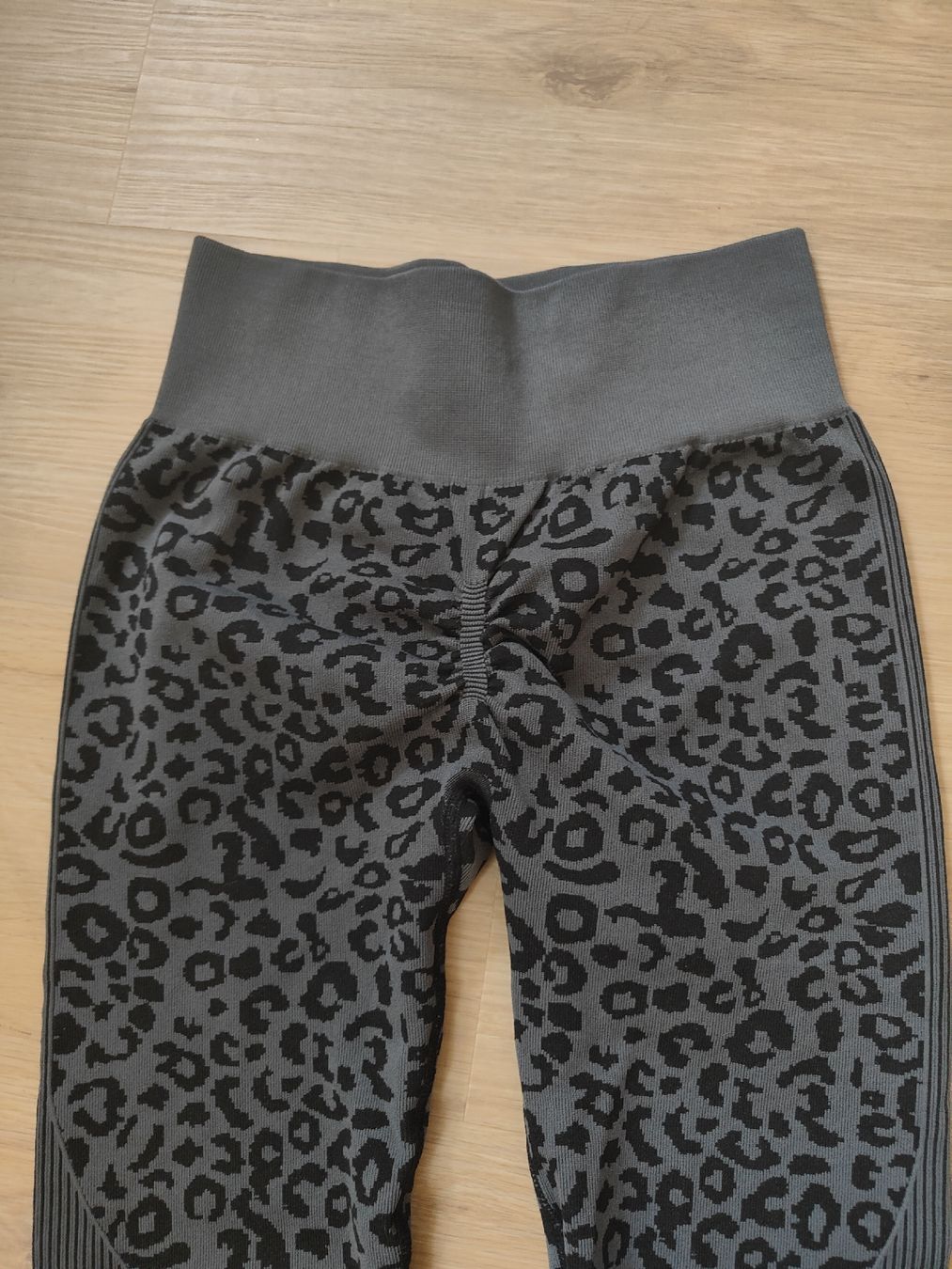Leggings: Sport Leggings mit Leo-Muster – Nuovo (secondo la descrizione) da Erlinsbach SO venduto da xandra23 2