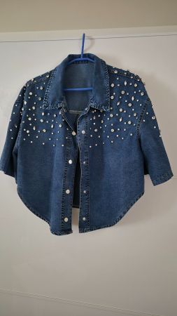 Veste en jean courte bleue avec strassss état neuf