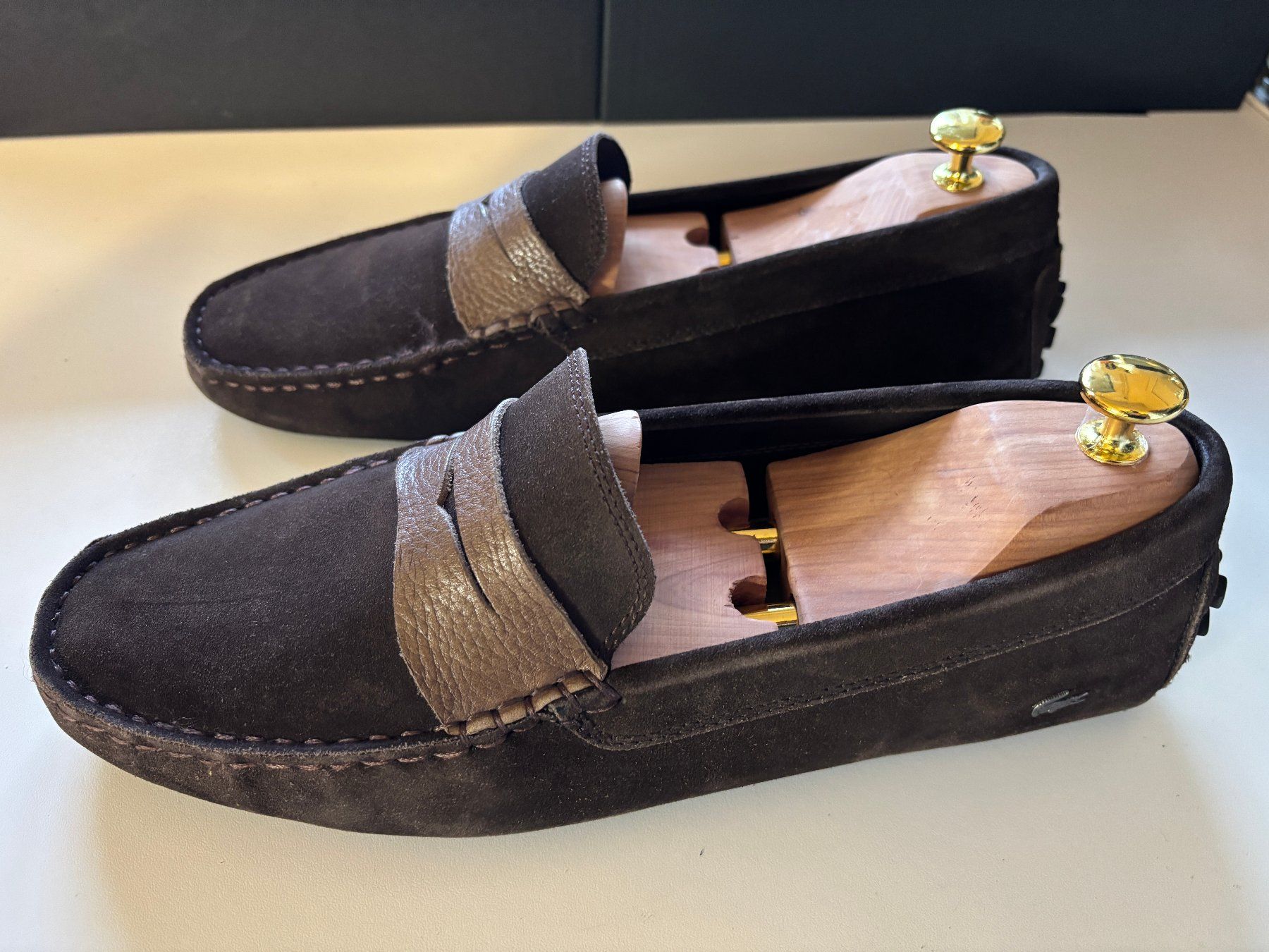 Lacoste Scarpe da uomo: Lacoste - Mocassins en daim - Marron - 43 – Usato da Grand-Lancy venduto da alf_8dk7