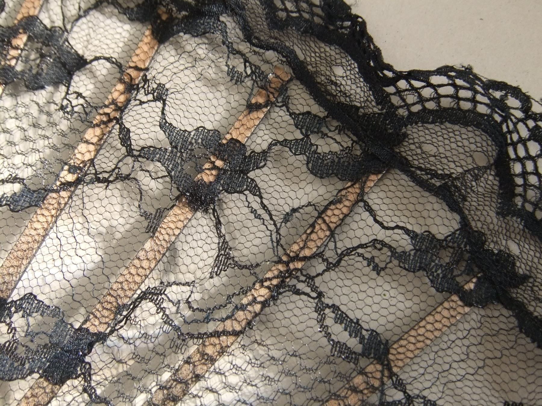 Foulard & Sciarpe: Flamenco Fächer Andalusien / schwarzer Tüll – Usato da Esslingen venduto da eintagammeer 3