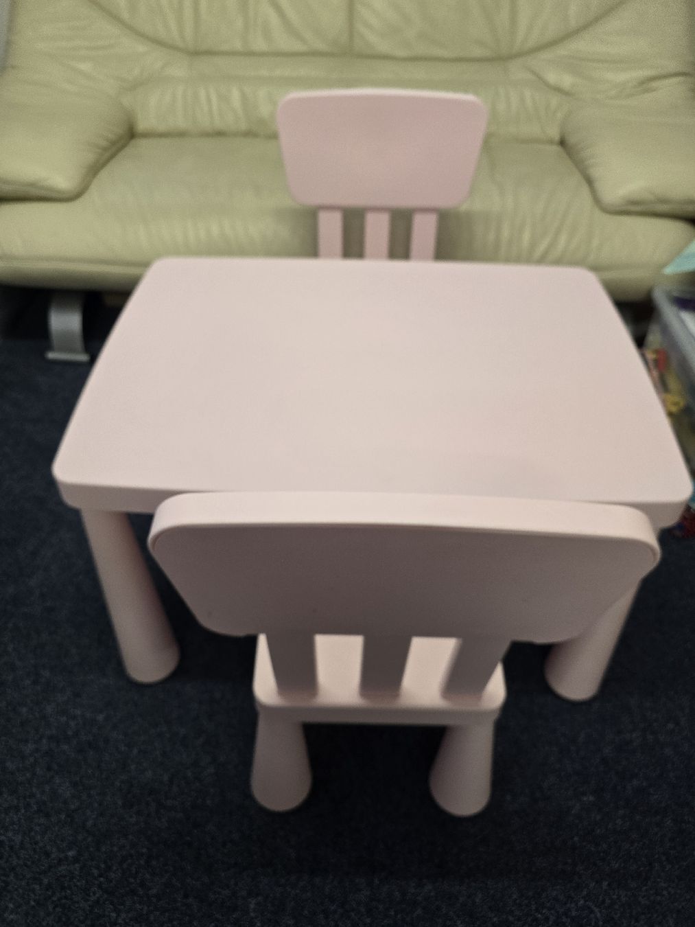 Ikea Tischset: Ikea Mammut Kindertisch mit zwei Kinderstühle – Gebraucht aus St. Gallen von CAPYCORP