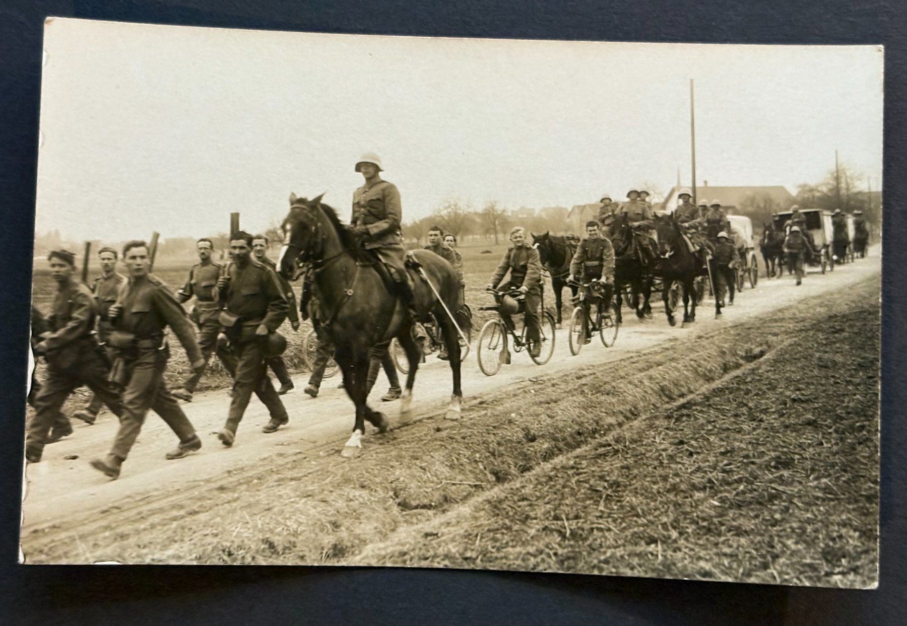 Schweizer Armee Armi bianche: ANSICHTSKARTE SCHWEIZER ARMEE SDT. PFERDE - RADFAHRER - FZ – Usato da Ostermundigen venduto da crazy-horse-1840