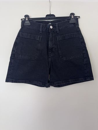 JEANS - PACKET Gr. S: 2 Shorts, 1 Bluse ohne Ärmel