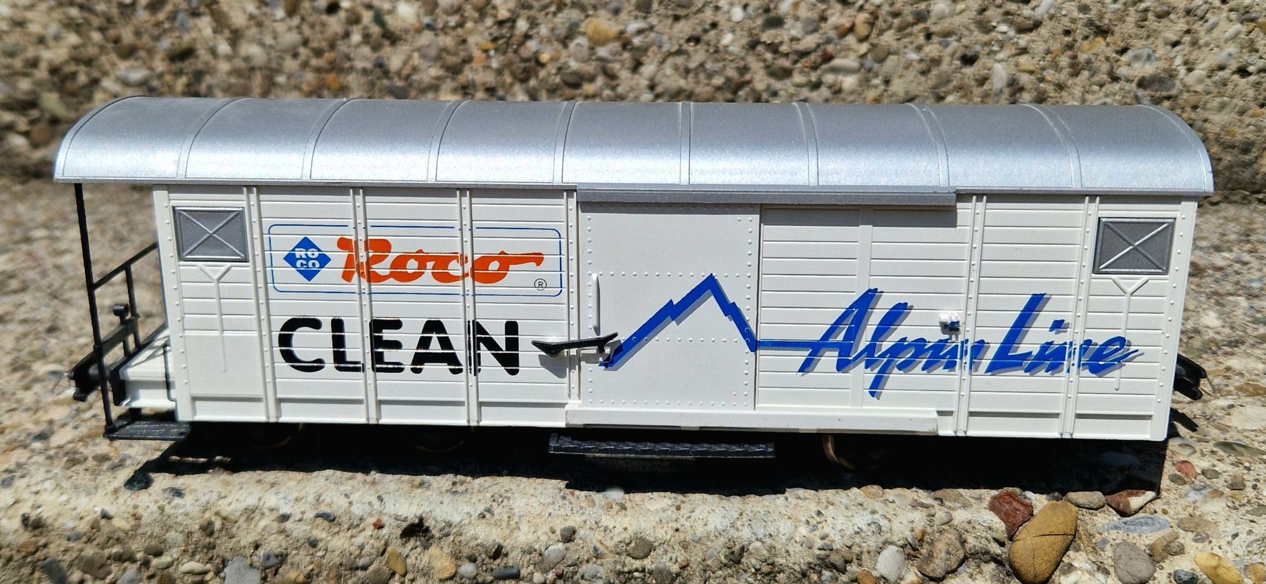 Roco Modellini di ferrovie: Roco Alpine Line Spur 0m Clean Wagen – Usato da Jona venduto da CPeti