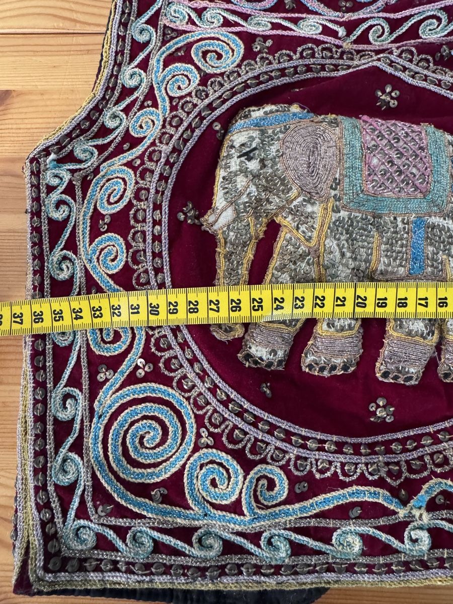 Gilet & Giacche: Gilet brodé éléphant bordeaux taille unique – Usato da Vésenaz venduto da Angela.C3 3