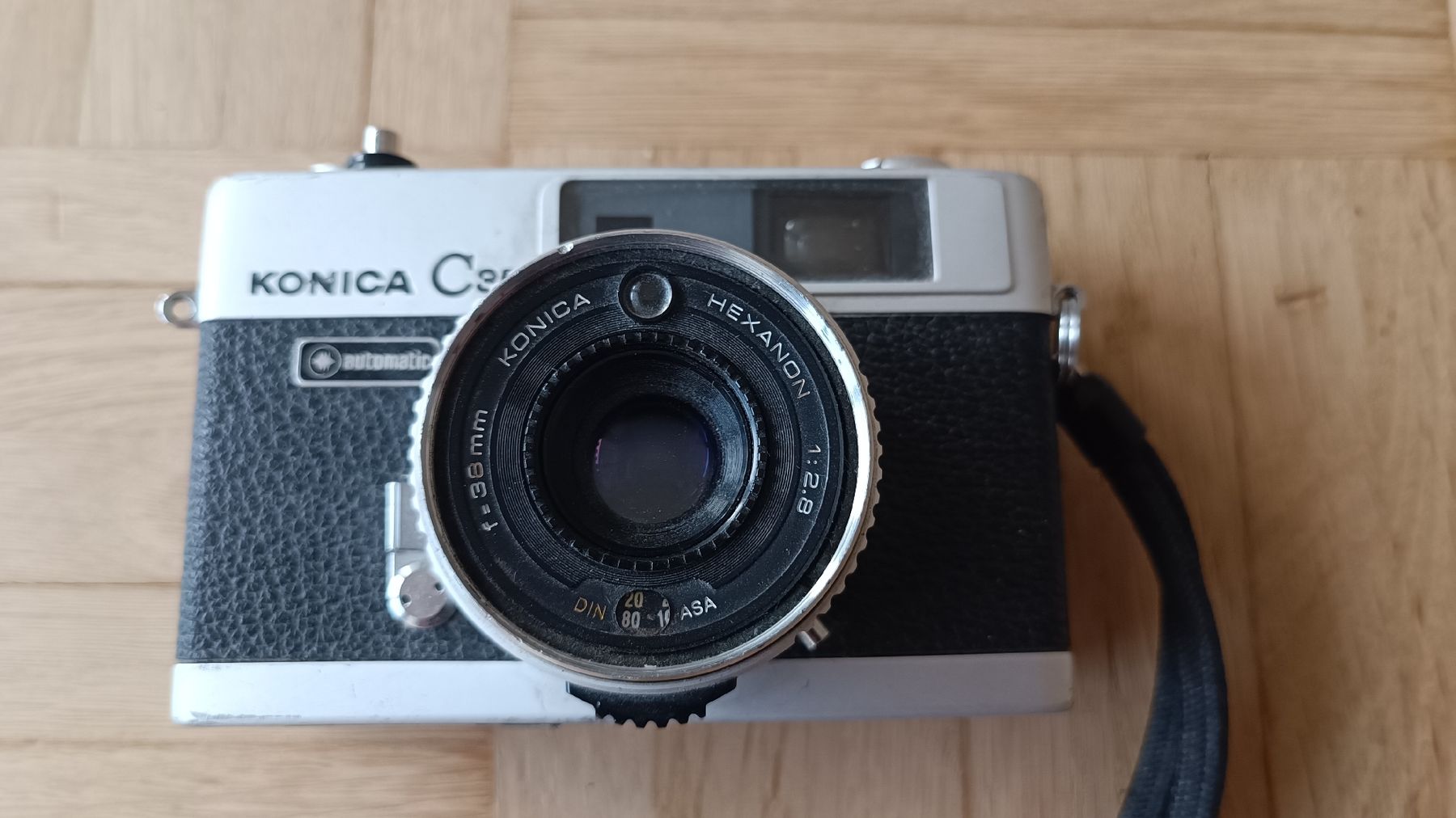 Konica Fotocamera: Konica C35 Kamera mit Blitz National PE-300 – Usato da Baden venduto da zuppel