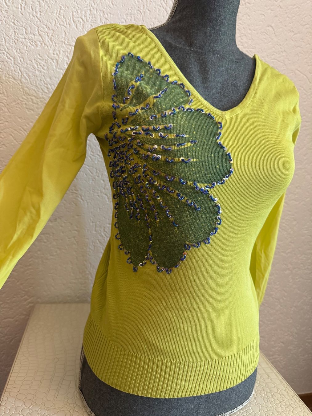 Pullover & Sweatshirts: V-Ausschnitt Strickpullover in Zitronengrün Perlen-Blumen S – Gebraucht aus Frenkendorf von Style365 2