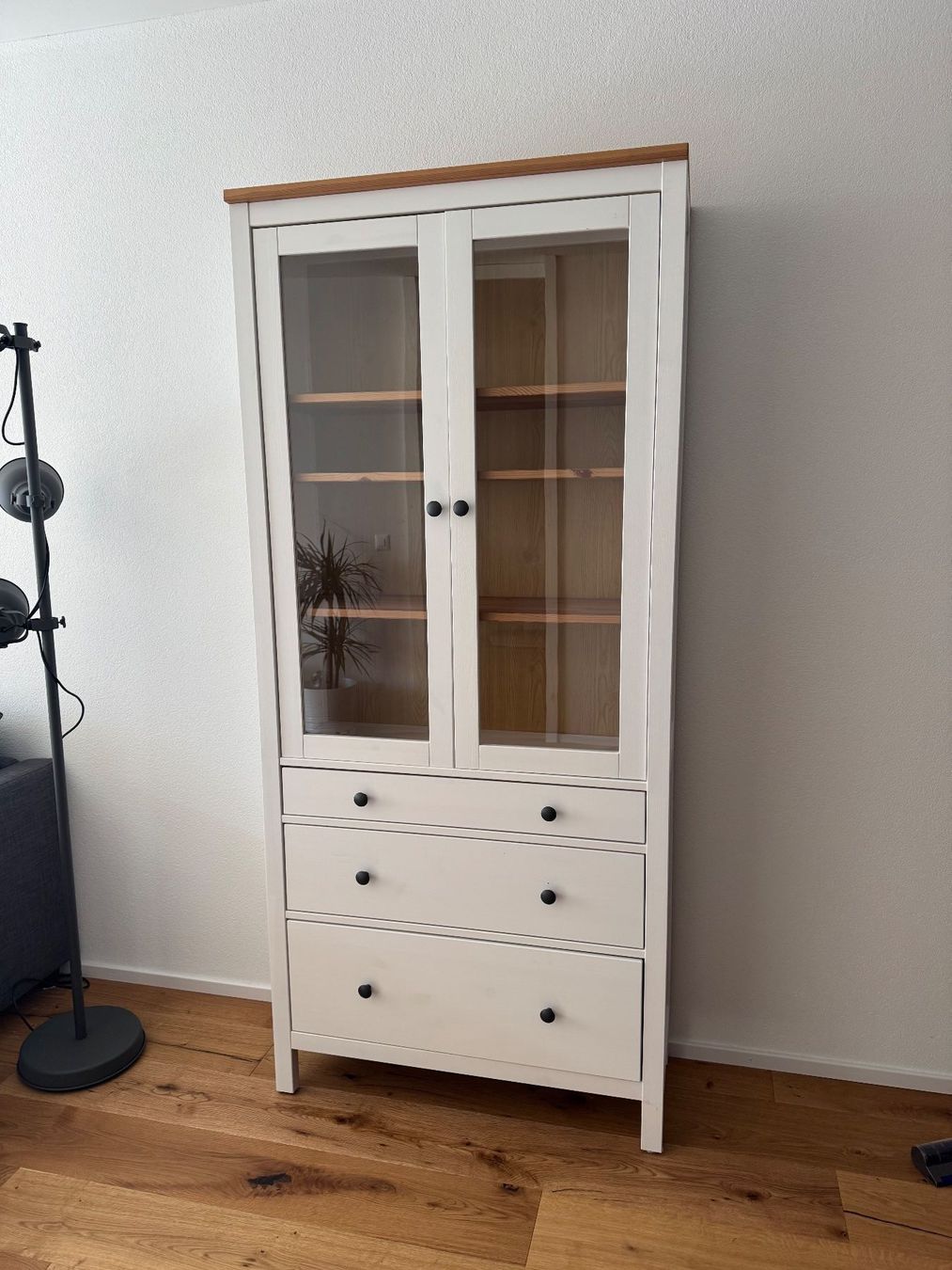 Ikea Vitrinen: Vitrine mit 3 Schubladen, weiss (Hemnes) – Gebraucht aus Frutigen von homefrutigen