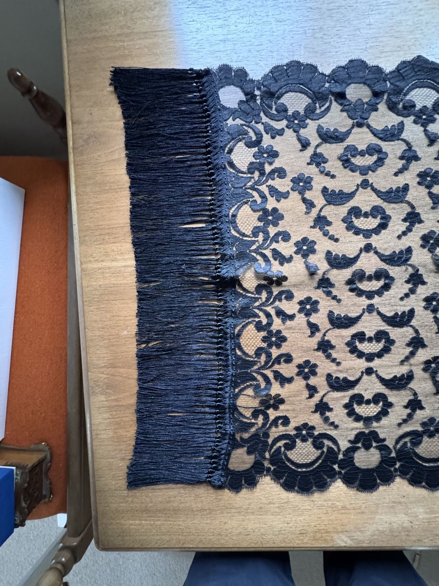 Tessuti: Schwarze Spitze mit Fransen, 160cm lang – Usato da Zürich venduto da 2013tg 4