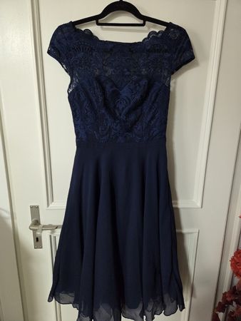 Dunkelblaues Spitzenkleid