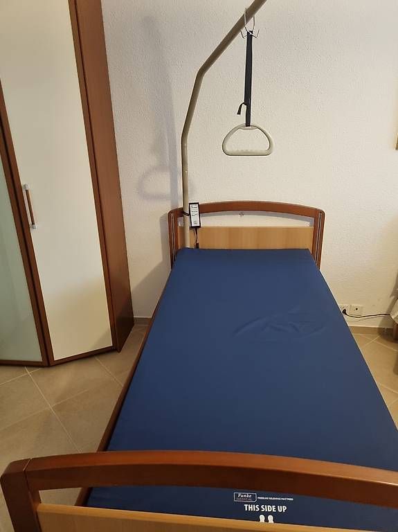 Letti: Pflegebett 90x200cm motorisiert – Usato da Wettingen venduto da Prisilla