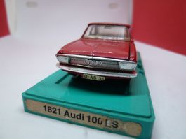 AUDI 100- rot - von MÄRKLIN !!!    auf Original-Sockel