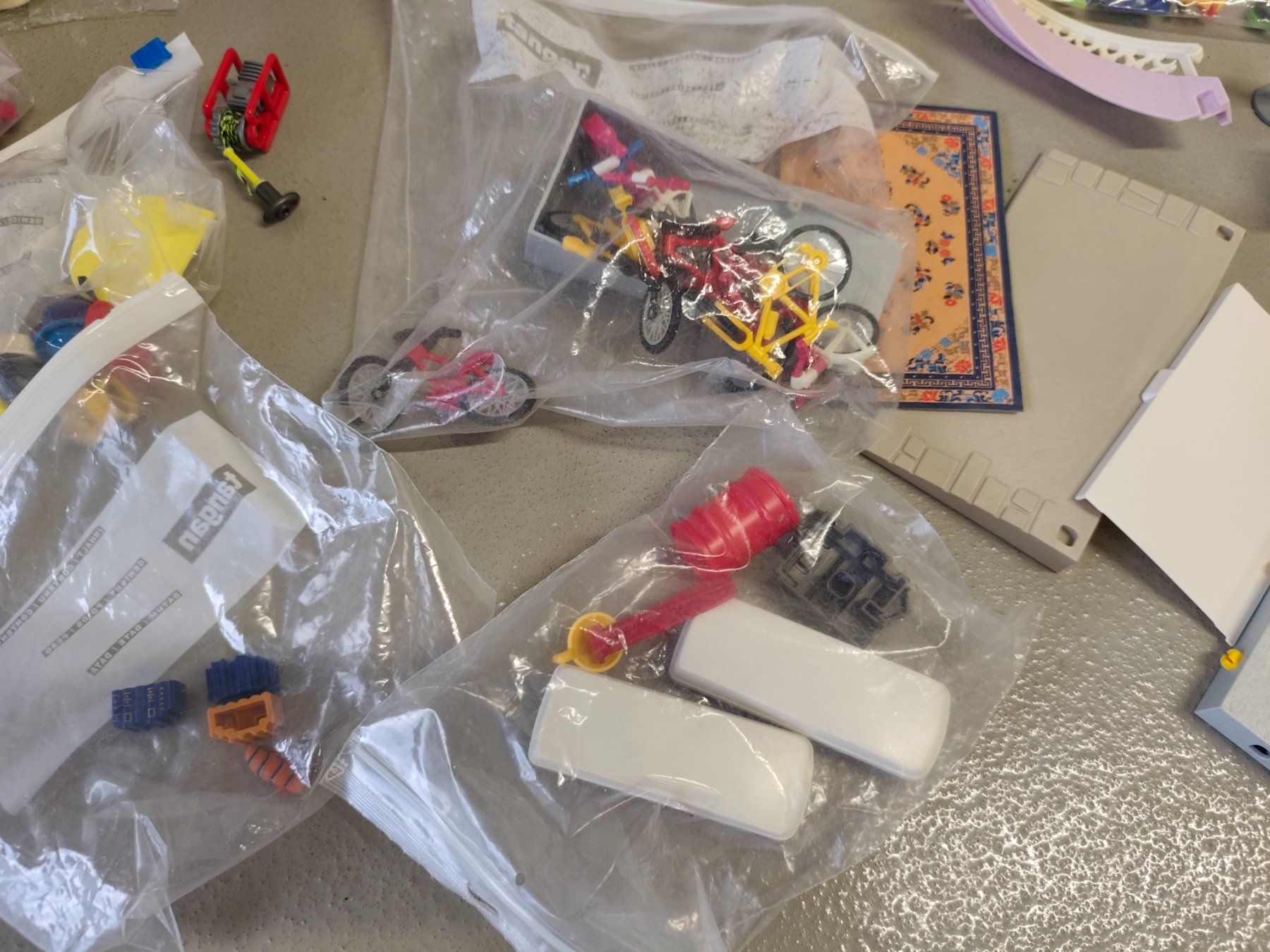 Playmobil Giocattoli: 1 Kiste Playmobil Lot Einzelteile – Usato da Oberkulm venduto da FairTreasures 1