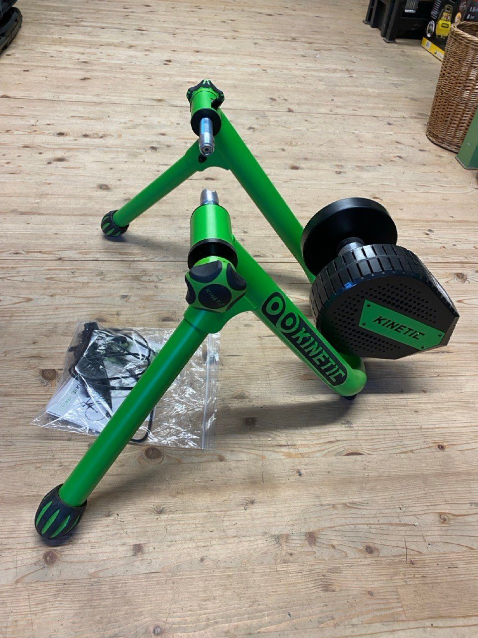 Hometrainer: Kinetic Rad-Trainer – Gebraucht aus Siselen BE von Dactylis