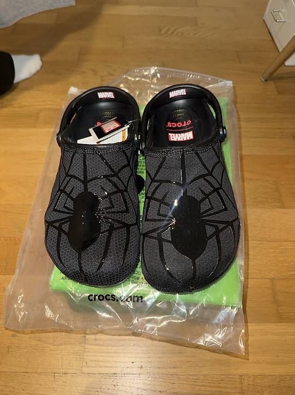 Schuhe für Jungen: CROCS SPIDERMAN MARVEL – Neu und originalverpackt aus Mont-sur-Lausanne von tav_9qn5