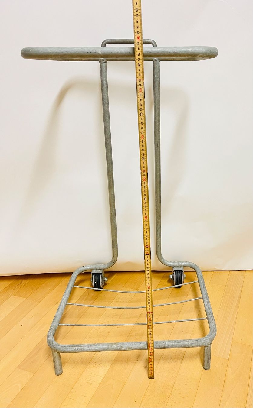 Supporti a parete: Robuster Abfall- , Wäschesammler/Rollwagen, Metall – Usato da Olten venduto da ELHANDEL 4