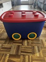 Spielzeugbox auf Rädern auch als Rutschauto nutzbar 