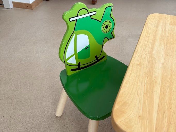 Tables: Kindertisch aus Holz mit 4 Stühlen – D'occasion à Altdorf UR par Regulo 1