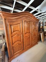 armoire 3 portes. grande penderie et tablards bois massif