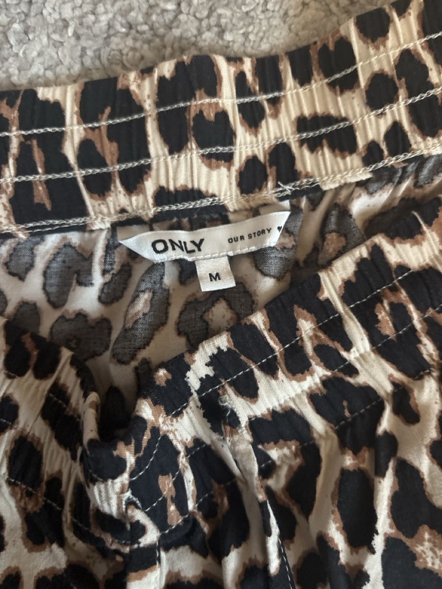 Only Gonne: ONLY Sommer Rock mit integrierter Hose, M, Leoprint – Usato da Maienfeld venduto da eli_27lm 1