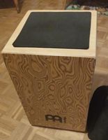 Cajon Meinl mit Mikrofonanschluss und passender Tasche.