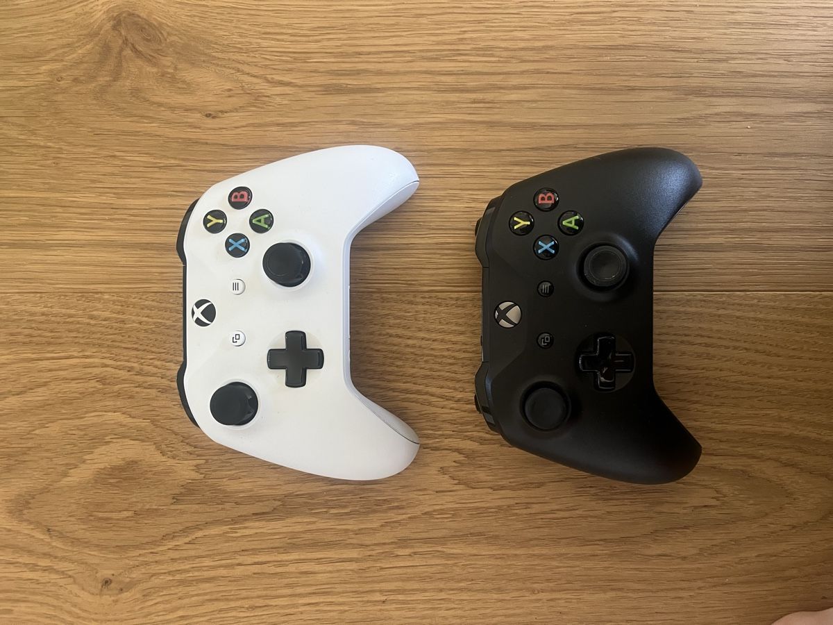 Microsoft Konsolen: Console Xbox One S 1TB con due controller e quattro giochi – Gebraucht aus moosseedorf von and_dj2g 2