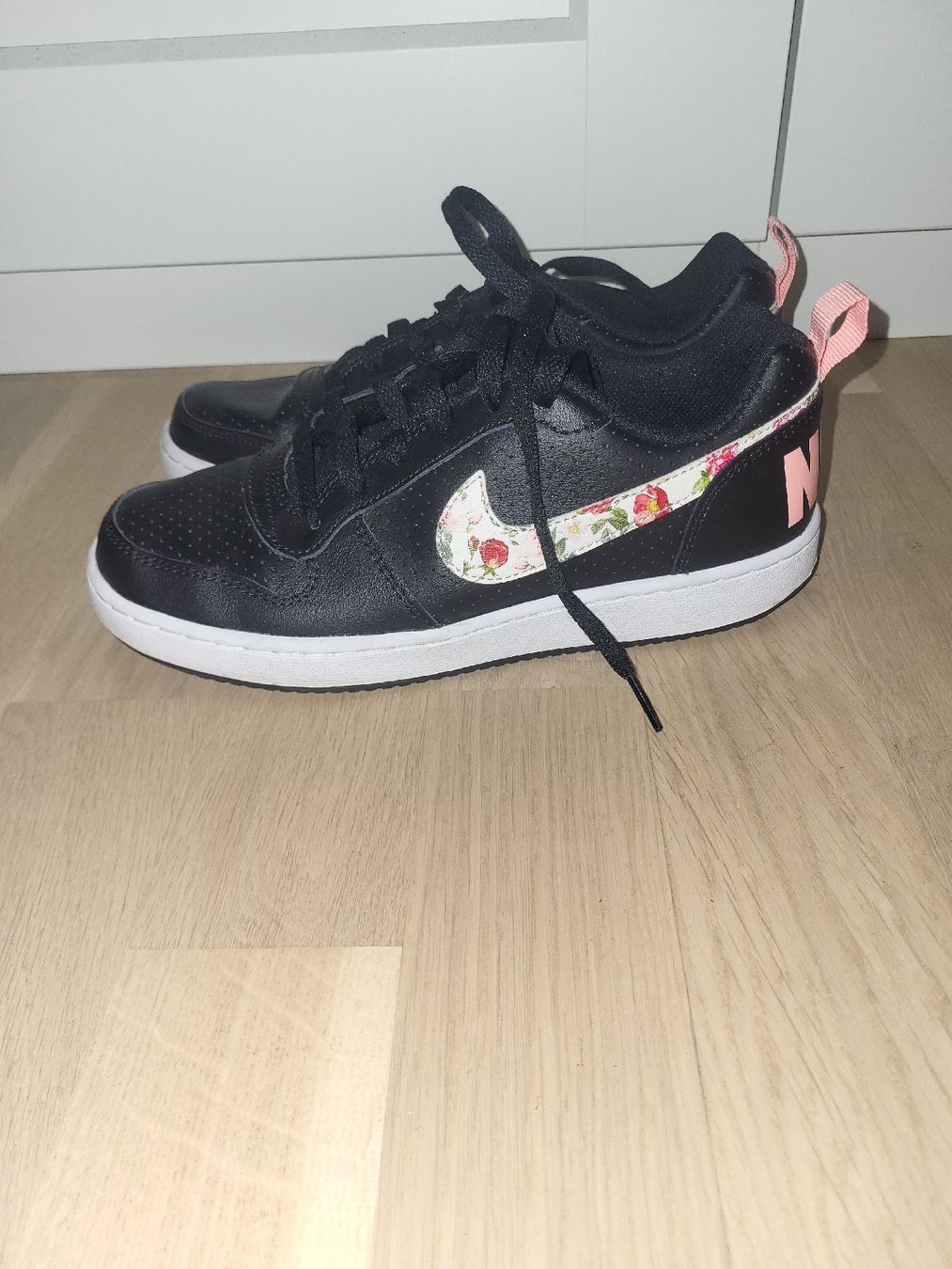 Nike Damenschuhe: Nike Turnschuhe schwarz mit Blumenmuster Gr. 39 – Gebraucht aus Heiden von Cherry16995