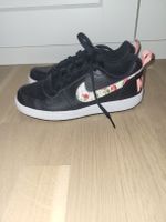 Nike Turnschuhe schwarz mit Blumenmuster Gr. 39